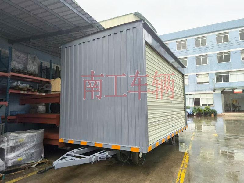 10吨箱式乐鱼平台_乐鱼(中国)一站式服务平台两侧带卷帘门 牵引雨篷拖车